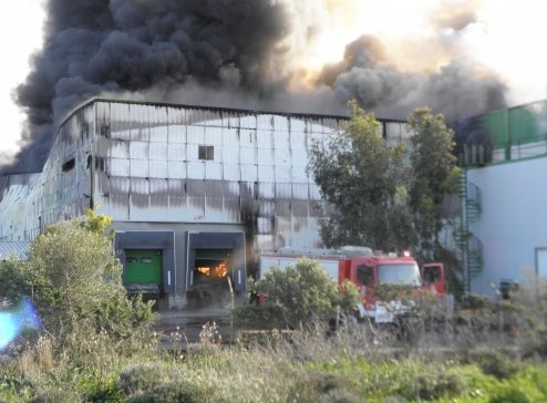Σε ύφεση η πυρκαγιά στις εγκαταστάσεις της Creta Farms -Κανονικά η παραγωγική διαδικασία λέει η εταιρεία [εικόνες] | iefimerida.gr 0