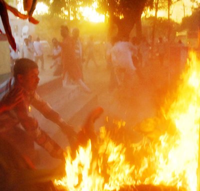 Σοκ στην Ινδία: Ανδρας αυτοπυρπολήθηκε όταν πήγε να κάψει πολιτικό -Ολα έγιναν σε ζωντανή μετάδοση [εικόνα] | iefimerida.gr 0