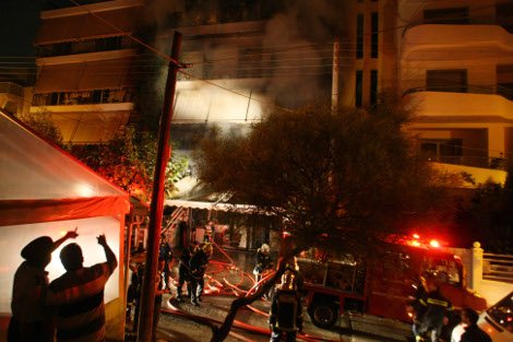 Τραγωδία στο Παλαιό Φάληρο -Ενας πυροσβέστης και μια γυναίκα νεκροί μετά από μεγάλη πυρκαγιά [εικόνες] | iefimerida.gr 9