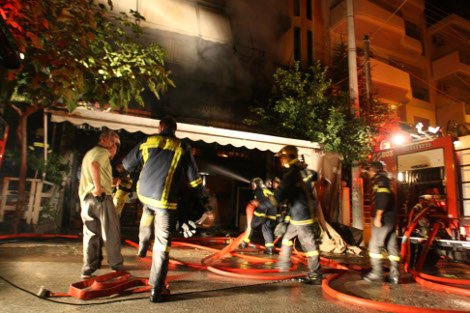 Τραγωδία στο Παλαιό Φάληρο -Ενας πυροσβέστης και μια γυναίκα νεκροί μετά από μεγάλη πυρκαγιά [εικόνες] | iefimerida.gr 10