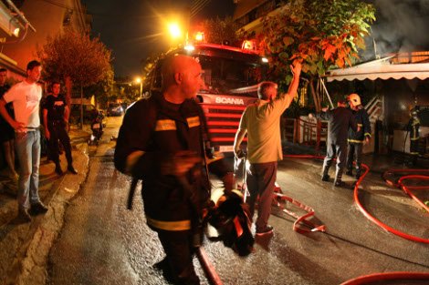 Τραγωδία στο Παλαιό Φάληρο -Ενας πυροσβέστης και μια γυναίκα νεκροί μετά από μεγάλη πυρκαγιά [εικόνες] | iefimerida.gr 2