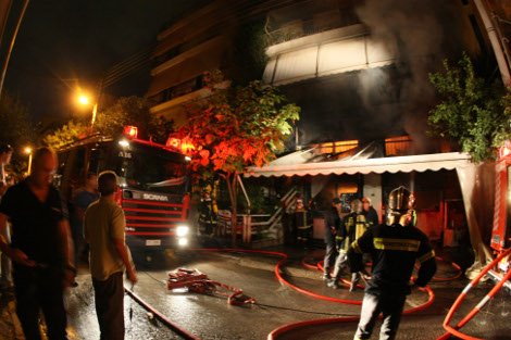 Τραγωδία στο Παλαιό Φάληρο -Ενας πυροσβέστης και μια γυναίκα νεκροί μετά από μεγάλη πυρκαγιά [εικόνες] | iefimerida.gr 3