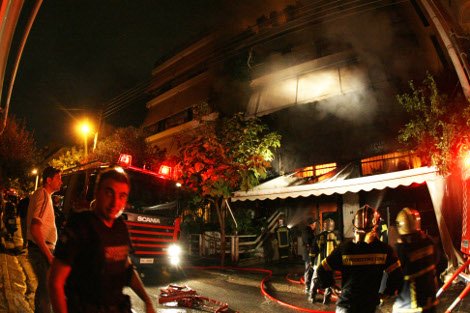 Τραγωδία στο Παλαιό Φάληρο -Ενας πυροσβέστης και μια γυναίκα νεκροί μετά από μεγάλη πυρκαγιά [εικόνες] | iefimerida.gr 5