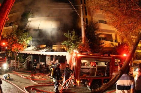 Τραγωδία στο Παλαιό Φάληρο -Ενας πυροσβέστης και μια γυναίκα νεκροί μετά από μεγάλη πυρκαγιά [εικόνες] | iefimerida.gr 6