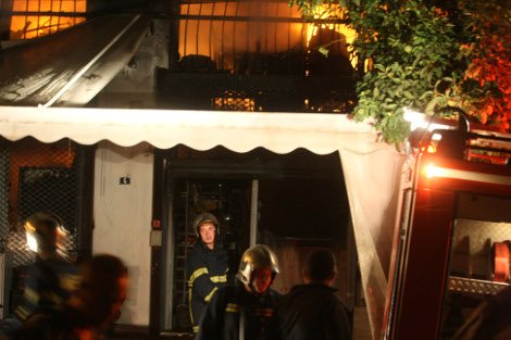 Τραγωδία στο Παλαιό Φάληρο -Ενας πυροσβέστης και μια γυναίκα νεκροί μετά από μεγάλη πυρκαγιά [εικόνες] | iefimerida.gr 7