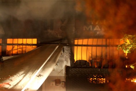 Τραγωδία στο Παλαιό Φάληρο -Ενας πυροσβέστης και μια γυναίκα νεκροί μετά από μεγάλη πυρκαγιά [εικόνες] | iefimerida.gr 8