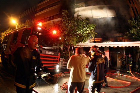 Τραγωδία στο Παλαιό Φάληρο -Ενας πυροσβέστης και μια γυναίκα νεκροί μετά από μεγάλη πυρκαγιά [εικόνες] | iefimerida.gr 1