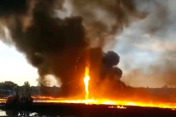 «Πύρινος ανεμοστρόβιλος» - Η μάχη των πυροσβεστών σε εργοστάσιο πλαστικών [βίντεο]  | iefimerida.gr 0