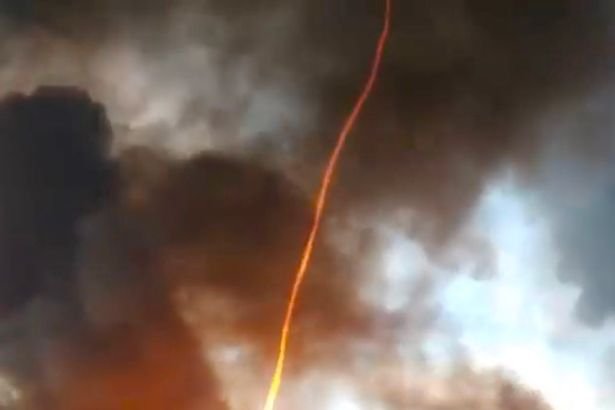 «Πύρινος ανεμοστρόβιλος» - Η μάχη των πυροσβεστών σε εργοστάσιο πλαστικών [βίντεο]  | iefimerida.gr 1