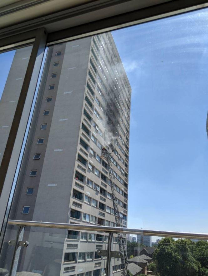 Υπό έλεγχο η μεγάλη πυρκαγιά σε ουρανοξύστη 21 ορόφων στο Λονδίνο [εικόνες & βίντεο]  | iefimerida.gr 0