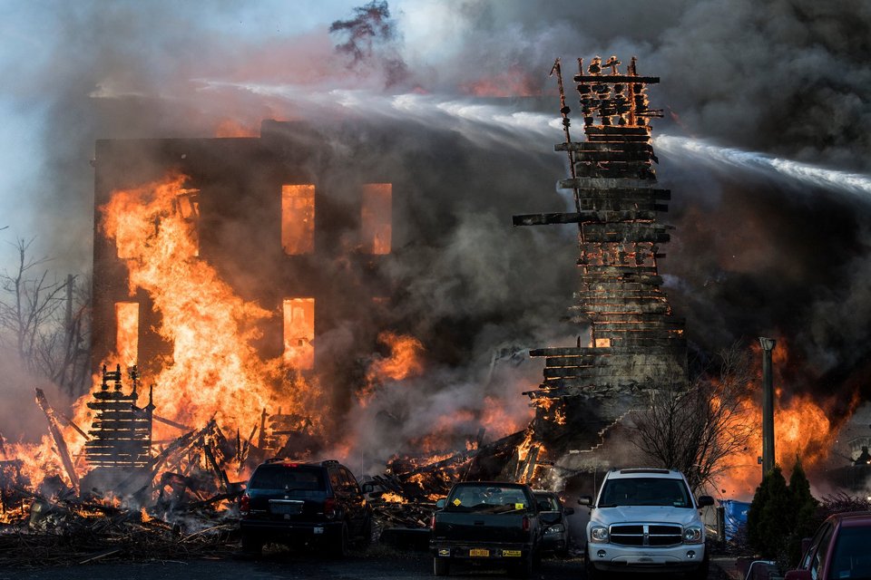 51χρονος θέλησε να μιμηθεί τηλεοπτικό πείραμα, αλλά κόντεψε να κάψει τη μισή πόλη! [βίντεο]  | iefimerida.gr 1