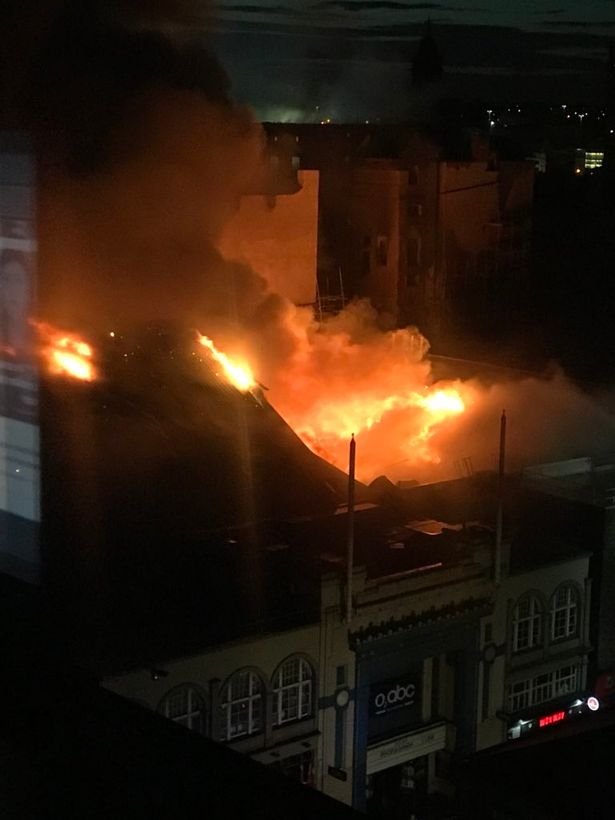 Πύρινη κόλαση στη Γλασκώβη -Στις φλόγες το φημισμένο κτίριο Μackintosh [εικόνες & βίντεο] | iefimerida.gr 0