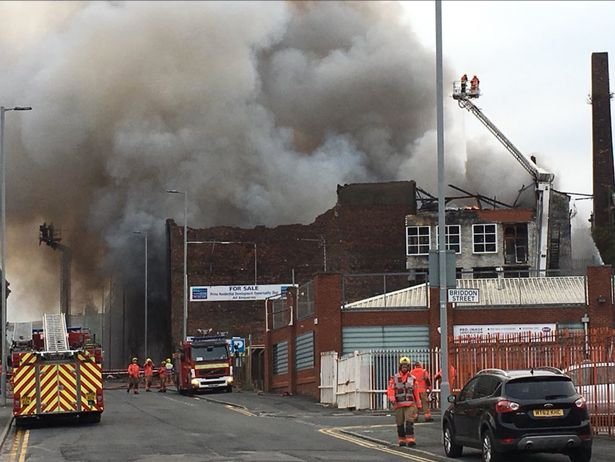 Συναγερμός στο Μάντσεστερ: Μεγάλη πυρκαγιά κοντά σε φυλακές με 1.200 κρατούμενους [εικόνες]   | iefimerida.gr 0