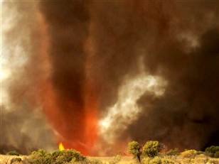 Εντυπωσιακός ανεμοστρόβιλος από φωτιά σάρωσε την Αυστραλία [εικόνες+βίντεο] | iefimerida.gr 1