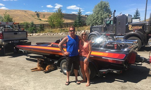 Καναδός έγινε viral γιατί έσβησε φωτιά με το... σκάφος του -Οι εντυπωσιακοί ελιγμοί του [βίντεο] | iefimerida.gr 1