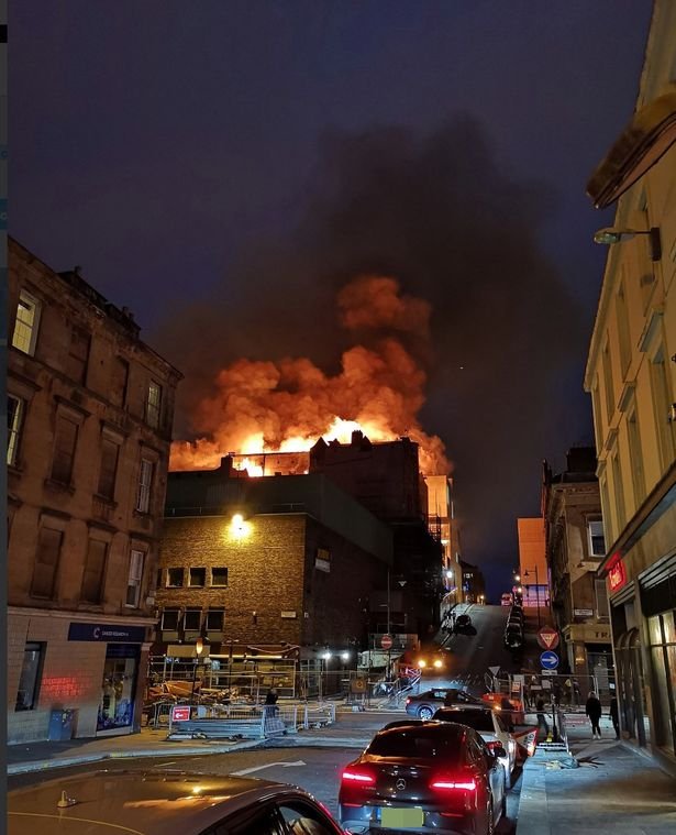 Πύρινη κόλαση στη Γλασκώβη -Στις φλόγες το φημισμένο κτίριο Μackintosh [εικόνες & βίντεο] | iefimerida.gr 1