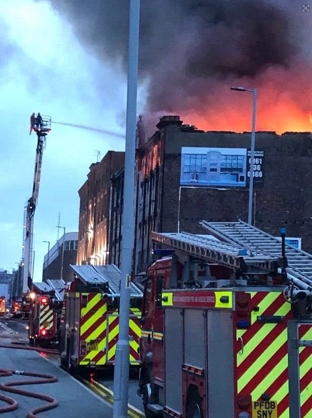 Συναγερμός στο Μάντσεστερ: Μεγάλη πυρκαγιά κοντά σε φυλακές με 1.200 κρατούμενους [εικόνες]   | iefimerida.gr 1
