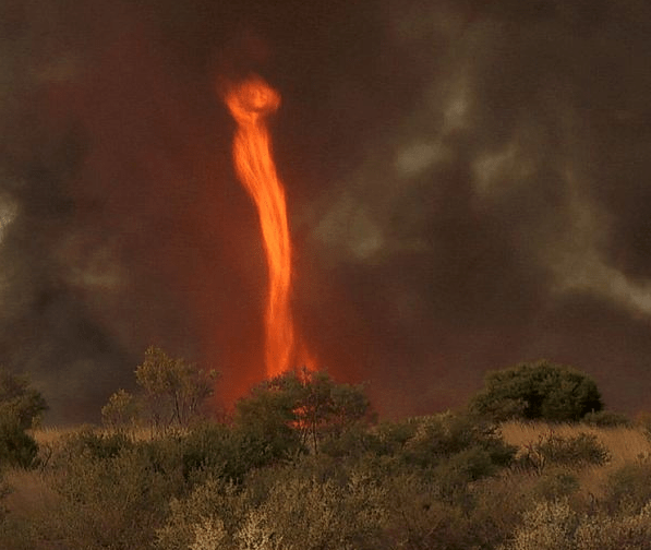 Εντυπωσιακός ανεμοστρόβιλος από φωτιά σάρωσε την Αυστραλία [εικόνες+βίντεο] | iefimerida.gr 2
