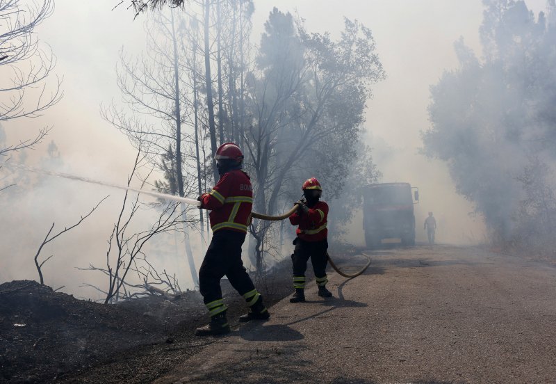 Σε πύρινο κλοιό 2.000 κάτοικοι κωμόπολης στην κεντρική Πορτογαλία [εικόνες & βίντεο]  | iefimerida.gr 3