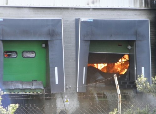 Σε ύφεση η πυρκαγιά στις εγκαταστάσεις της Creta Farms -Κανονικά η παραγωγική διαδικασία λέει η εταιρεία [εικόνες] | iefimerida.gr 2