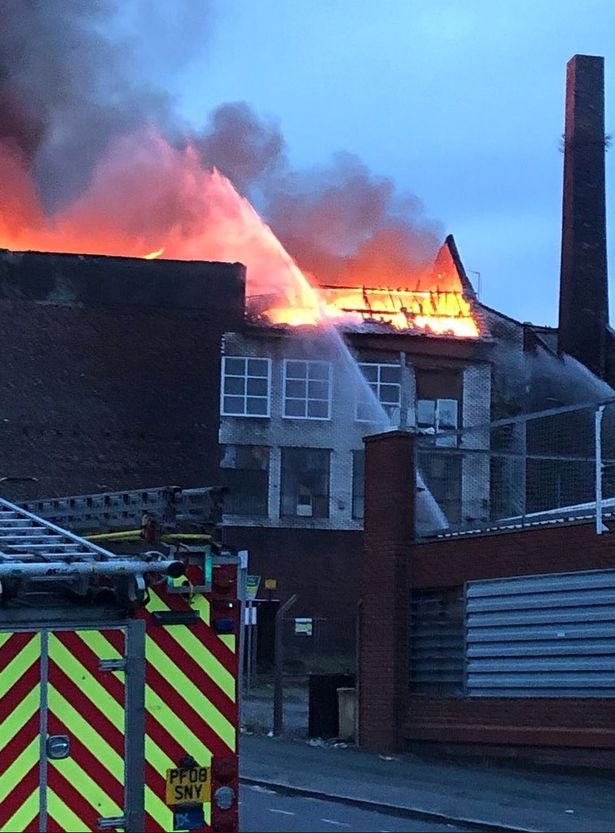 Συναγερμός στο Μάντσεστερ: Μεγάλη πυρκαγιά κοντά σε φυλακές με 1.200 κρατούμενους [εικόνες]   | iefimerida.gr 3