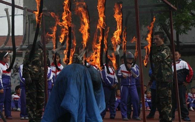 Ρίχνουν παιδιά στη φωτιά στην Κίνα, για να μάθουν να προστατεύονται από την πυρκαγιά [εικόνες] | iefimerida.gr 0