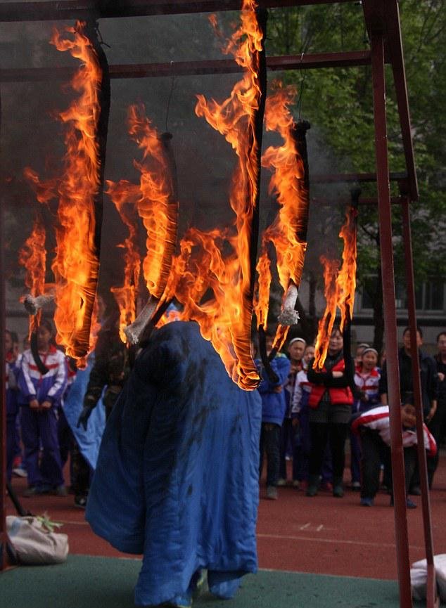Ρίχνουν παιδιά στη φωτιά στην Κίνα, για να μάθουν να προστατεύονται από την πυρκαγιά [εικόνες] | iefimerida.gr 1