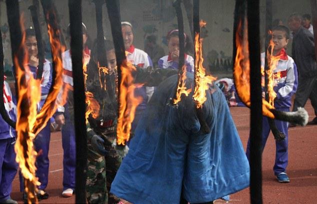 Ρίχνουν παιδιά στη φωτιά στην Κίνα, για να μάθουν να προστατεύονται από την πυρκαγιά [εικόνες] | iefimerida.gr 2