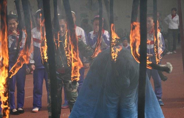 Ρίχνουν παιδιά στη φωτιά στην Κίνα, για να μάθουν να προστατεύονται από την πυρκαγιά [εικόνες] | iefimerida.gr 3