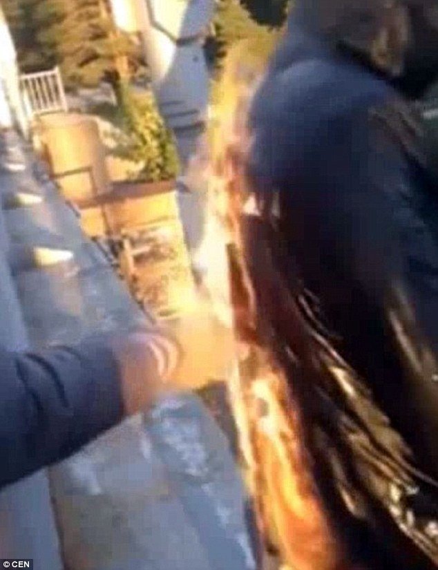 Βίντεο-σοκ: Νεαροί Ρώσοι αυτοπυρπολούνται και πηδούν από γέφυρα – Για να πάρουν likes! | iefimerida.gr 1