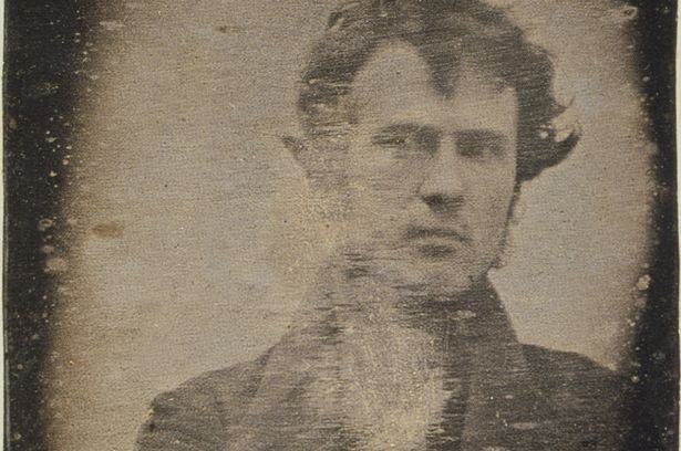 Αυτή είναι η πρώτη selfie στην Ιστορία; Μια φωτογραφία-πορτραίτο που τραβήχτηκε το 1839 | iefimerida.gr 0