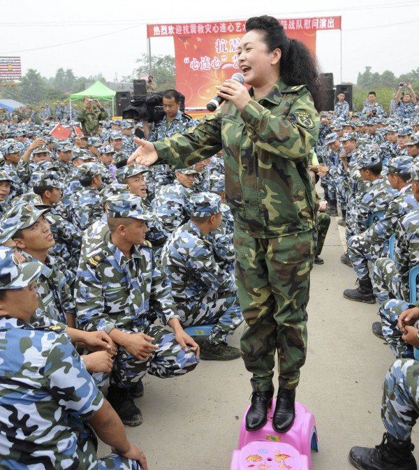 Η πρώτη Κυρία της Κίνας στα χνάρια της Κάρλα Μπρούνι [εικόνες] | iefimerida.gr 0