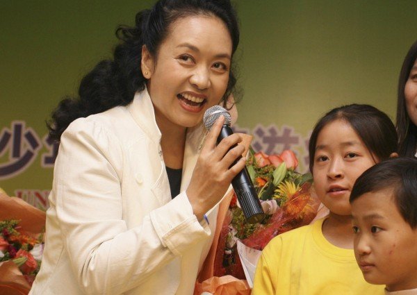 Η πρώτη Κυρία της Κίνας στα χνάρια της Κάρλα Μπρούνι [εικόνες] | iefimerida.gr 1