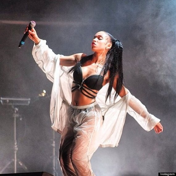 Η πανέμορφη εξωτική φίλη του Ρόμπερτ Πάτινσον -Φτύνουν πάνω της ξενόφοβοι φαν [εικόνες+βίντεο] | iefimerida.gr 9