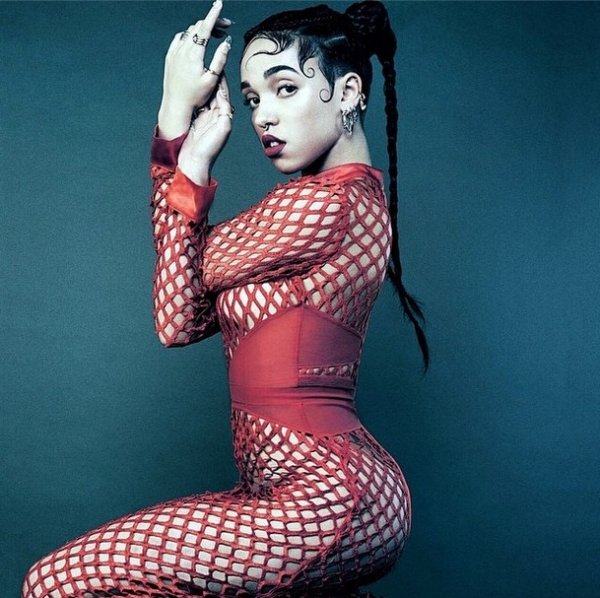 Η πανέμορφη εξωτική φίλη του Ρόμπερτ Πάτινσον -Φτύνουν πάνω της ξενόφοβοι φαν [εικόνες+βίντεο] | iefimerida.gr 14