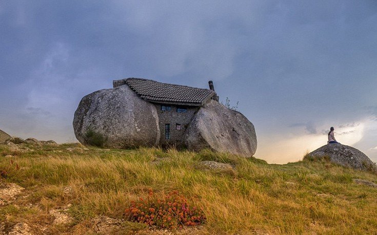 Το σπίτι των «Φλίνστοουνς» -Διαθέτει πισίνα και αλεξίσφαιρη πόρτα [εικόνες]  | iefimerida.gr 1