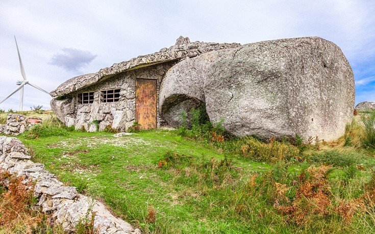 Το σπίτι των «Φλίνστοουνς» -Διαθέτει πισίνα και αλεξίσφαιρη πόρτα [εικόνες]  | iefimerida.gr 0