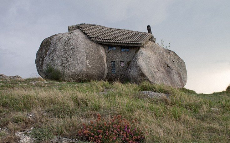 Το σπίτι των «Φλίνστοουνς» -Διαθέτει πισίνα και αλεξίσφαιρη πόρτα [εικόνες]  | iefimerida.gr 2