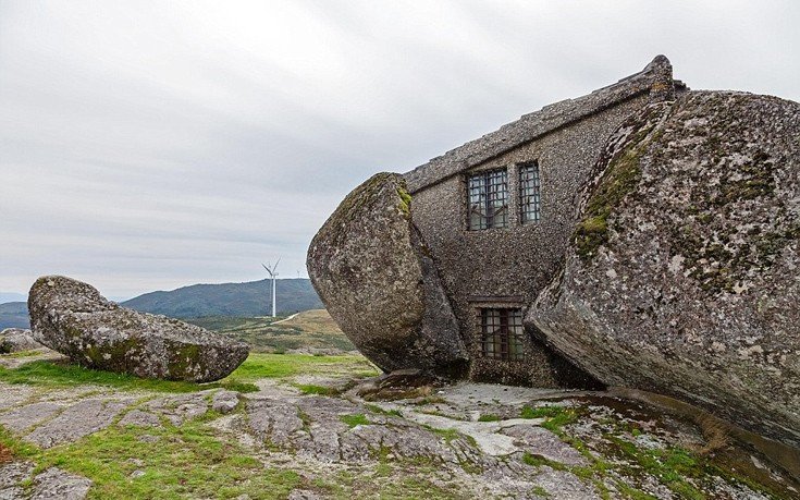 Το σπίτι των «Φλίνστοουνς» -Διαθέτει πισίνα και αλεξίσφαιρη πόρτα [εικόνες]  | iefimerida.gr 3