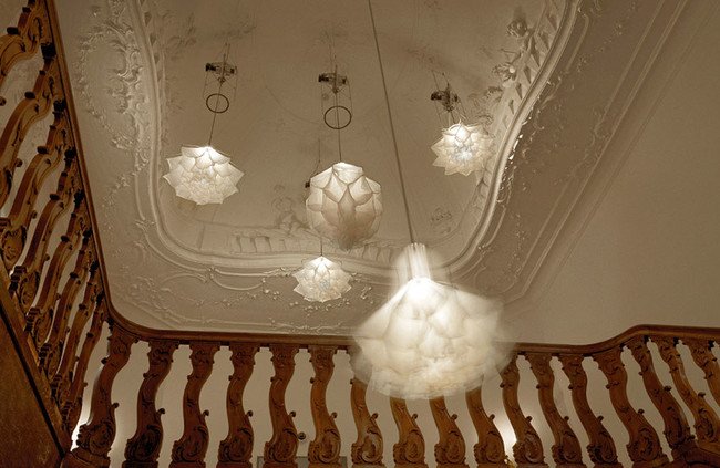 Ο μαγικός χορός μεταξένιων φωτιστικών- Μιμούνται τις κινήσεις λουλουδιών [εικόνες & βίντεο] | iefimerida.gr 0