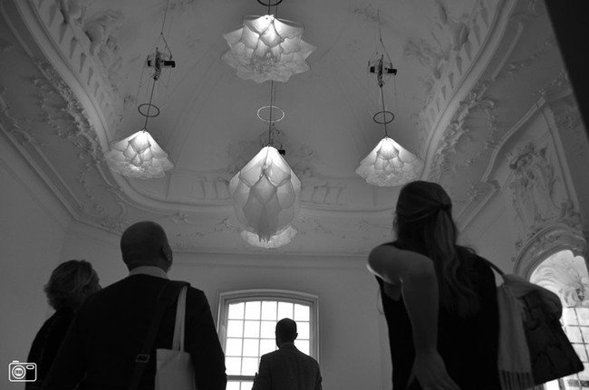 Ο μαγικός χορός μεταξένιων φωτιστικών- Μιμούνται τις κινήσεις λουλουδιών [εικόνες & βίντεο] | iefimerida.gr 2