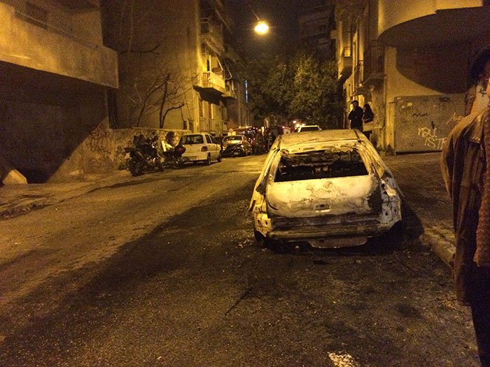 Επίθεση με 10 μολότοφ στο σπίτι του Αλέκου Φλαμπουράρη - Πήραν φωτιά αυτοκίνητα, ένας αστυνομικός τραυματίας [εικόνες] | iefimerida.gr 0