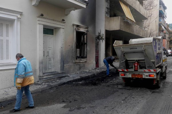 Επίθεση με 10 μολότοφ στο σπίτι του Αλέκου Φλαμπουράρη - Πήραν φωτιά αυτοκίνητα, ένας αστυνομικός τραυματίας [εικόνες] | iefimerida.gr 2