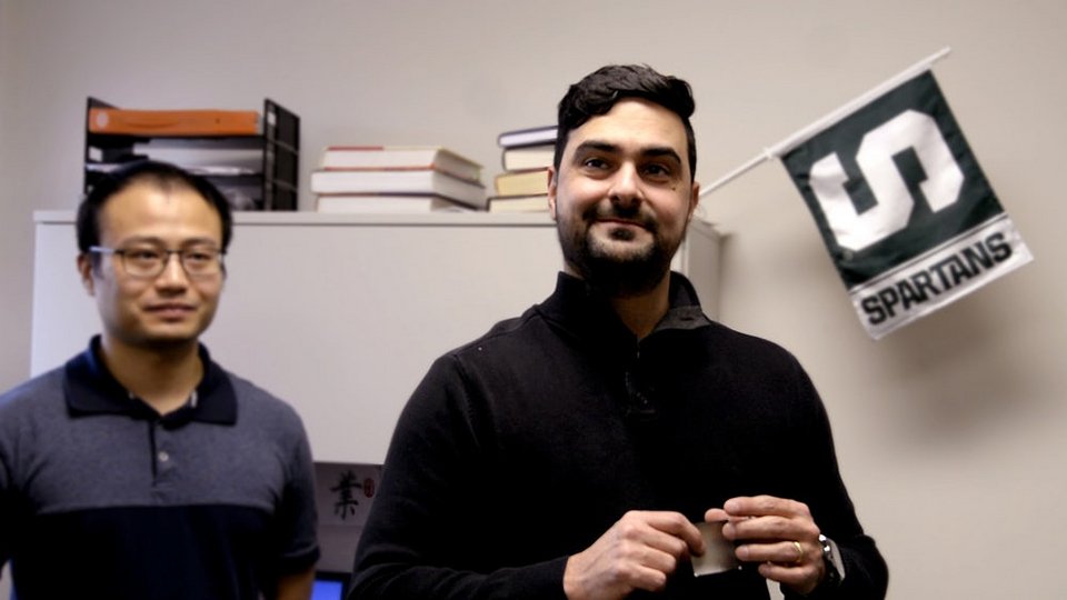 Ενσωμάτωσαν ηχείο λεπτό σαν φύλλο σε σημαία: Κυματίζει και παίζει μουσική [εικόνα & βίντεο] | iefimerida.gr 1