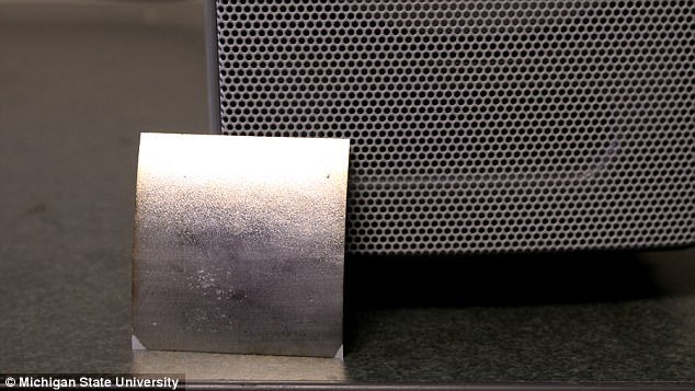 Ενσωμάτωσαν ηχείο λεπτό σαν φύλλο σε σημαία: Κυματίζει και παίζει μουσική [εικόνα & βίντεο] | iefimerida.gr 0