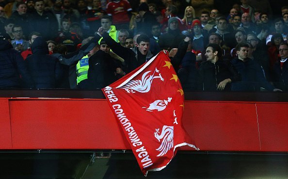 Αγριο ξύλο στις κερκίδες - Μπουνιές και κλωτσιές ανάμεσα σε οπαδούς της Γιουνάιτεντ και της Λίβερπουλ [βίντεο] | iefimerida.gr 0