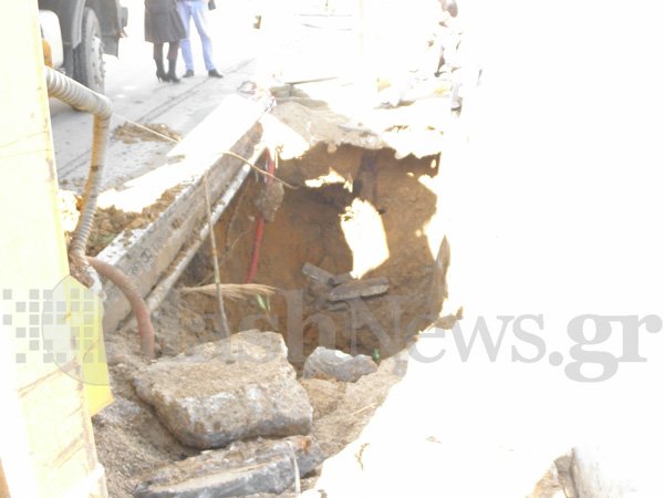 Περιπέτεια για έναν 40χρονο: Ανοιξε η Γη και τον «κατάπιε» -Υποχώρησε πεζοδρόμιο και έπεσε σε τρύπα 2 μέτρων [εικόνες] | iefimerida.gr 0