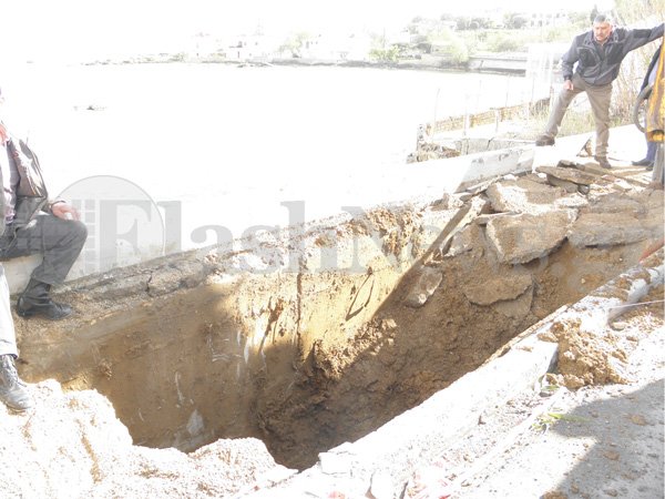 Περιπέτεια για έναν 40χρονο: Ανοιξε η Γη και τον «κατάπιε» -Υποχώρησε πεζοδρόμιο και έπεσε σε τρύπα 2 μέτρων [εικόνες] | iefimerida.gr 1