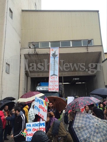 «Βουλιάζει» το λιμάνι της Σούδας -Χιλιάδες πολίτες λένε «όχι» στα χημικά της Συρίας [εικόνες] | iefimerida.gr 0