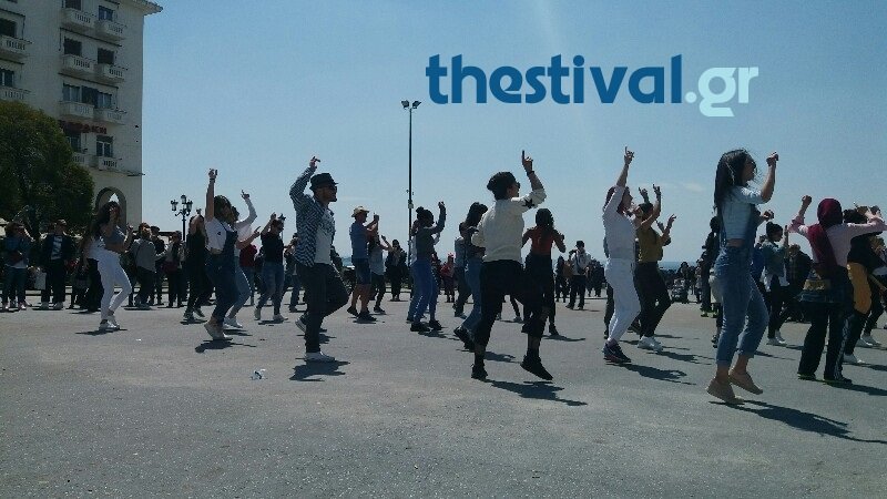 Χορευτικό σόου στήθηκε στην πλατεία Αριστοτέλους [εικόνες & βίντεο] | iefimerida.gr 1